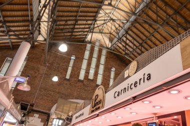 Alicante İspanya - 17 Temmuz 2025: Mercat Central 'ın iç görünümü ve Carniceria etiketli kasap tezgahı canlı atmosfer ve mimari ayrıntıları sergiliyor.
