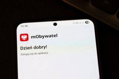 Varşova Polonya - 2 Ağustos 2025: MObywatel uygulama arayüzü gösteren cep telefonu hoş geldin mesajı. Kullanıcılar dijital kimlik ve hizmetlere kolaylıkla erişebilirler.