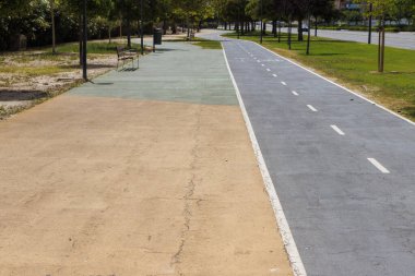 Yayalar ve bisikletçiler için karışık kullanımlı bir yüzey içeren çift yol sahnesi boş ve açık hava aktiviteleri için ideal kentsel bir çevrede ayarlandı.