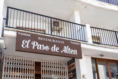 Altea İspanya - 17 Temmuz 2025: El Paso de Altea restoranının şık bir tabelanın yer aldığı bir mağazası. Canlı bir sahil kasabasında aşçılık meraklıları için davetkar bir atmosfer..