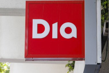 Alicante İspanya - 14 Temmuz 2025: Parlak renkli Dia süpermarket logosu, kentteki bir bakkal alışveriş yerini gösteren bir mağazanın vitrininde belirgin bir şekilde sergilendi.