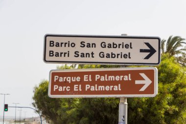 Alicante İspanya - 14 Temmuz 2025: Güneşli bir şehir ortamında Barrio San Gabriel ve Parque El Palmeral 'e yol gösteren tabelalar.