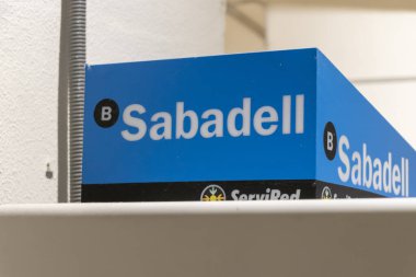 Alicante İspanya - 17 Temmuz 2025: Sabadell banka tabelası, modern bir ortamda finansal kurumların marka ve kimliklerini gösteren mavi bir arkaplan ile belirgin bir şekilde gösterildi.