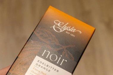 Varşova Polonya - 4 Ağustos 2025: Elysia koyu çikolata paketi portakal aromalı. Zarif tasarım, birinci sınıf bir şekerleme deneyimini vurguluyor.