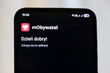 Varşova Polonya - Eylül 12025: Mobil ekranda mObywatel uygulaması Dzien dobry 'yi selamlıyor! kullanıcıları dijital hizmetler için giriş yapmaya teşvik etmek.