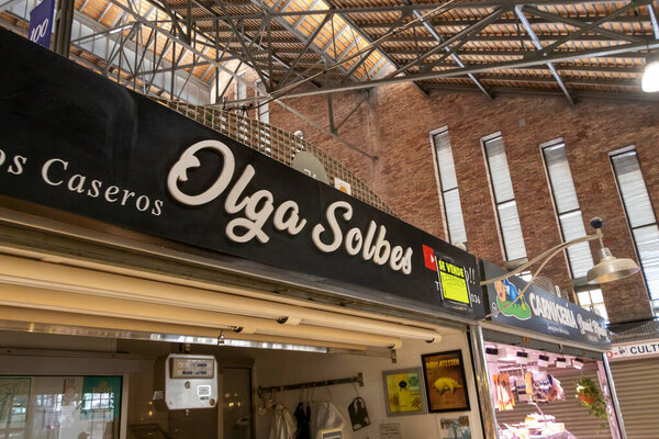Аликанте Испания - 17 июля 2025 года: завораживающий вид на вывеску для Ольги Солбес в Mercat Central, демонстрирующий ее уникальный дизайн и бурную атмосферу на местном рынке.