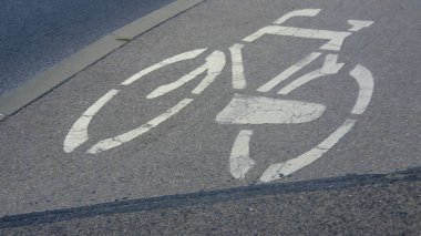 Asfalttaki soluk bisiklet şeridi işaretleri bisikletçiler için belirlenmiş alanı gösteriyor. Kentsel taşımacılık ve bisikletle ilgili projeler için ideal.