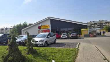 Rzeszow Polonya - 9 Eylül 2025: Modern Biedronka süpermarket binası ve banliyö ortamında günlük alışveriş ortamı sergileniyor.