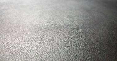 Kalıplı siyah deri bir yüzeye yakından bakınca karmaşık desenini ve derinliğini gösteriyor. Moda ve tasarım projeleri için ideal.