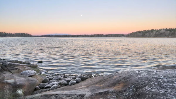 Soluppgång Och Månnedgång Vid Sjön — Stockfoto