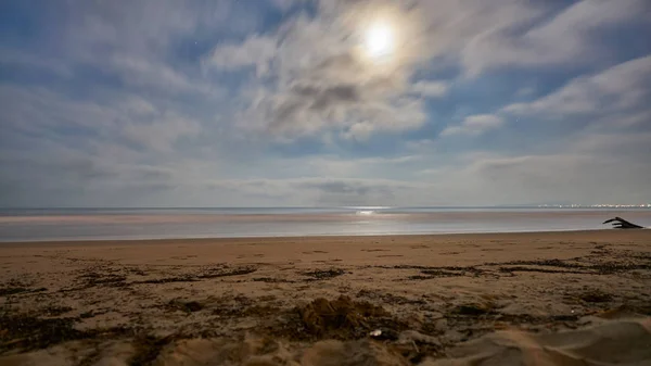 Maan op het strand — Stockfoto