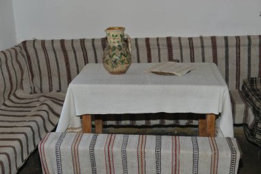 19. yüzyılın eski bir Ukrayna evinin içinde.