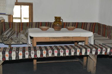 19. yüzyılın eski bir Ukrayna evinin içinde.