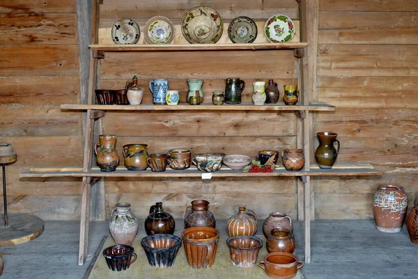 古色古香的传统乌克兰陶瓷器皿和装饰品 — 图库照片