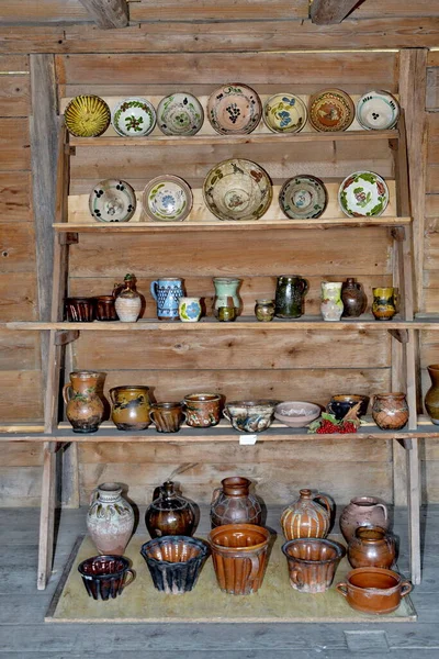 古色古香的传统乌克兰陶瓷器皿和装饰品 — 图库照片