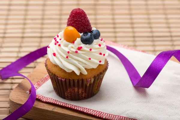 Cupcake Com Creme Branco Decorado Com Morango Mirtilo Fundo Madeira — Fotografia de Stock