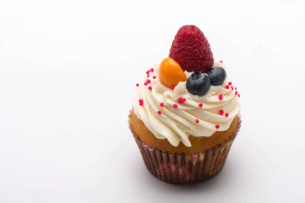 Cupcake Com Creme Branco Decorado Com Morango Mirtilo Sobre Fundo — Fotografia de Stock