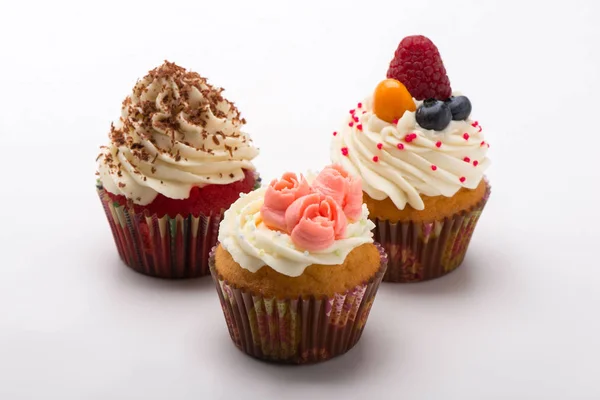 Cupcake Con Crema Bianca Decorata Con Bacche Rose Gocce Cioccolato — Foto Stock