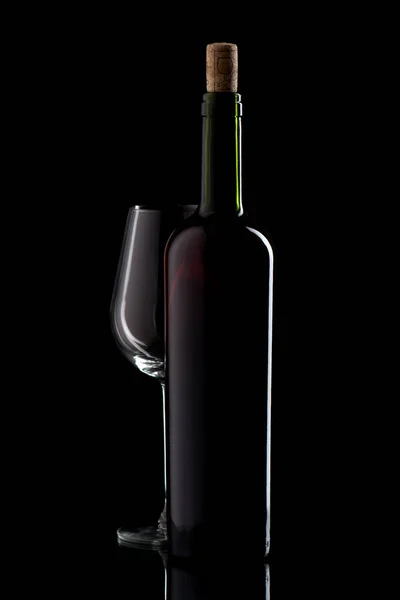 Bouteille Vin Avec Bouchon Verre Vide Sur Fond Noir Isolé — Photo