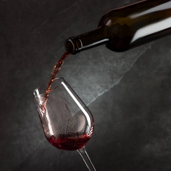 Вино Наливається Склянку Пляшки — стокове фото