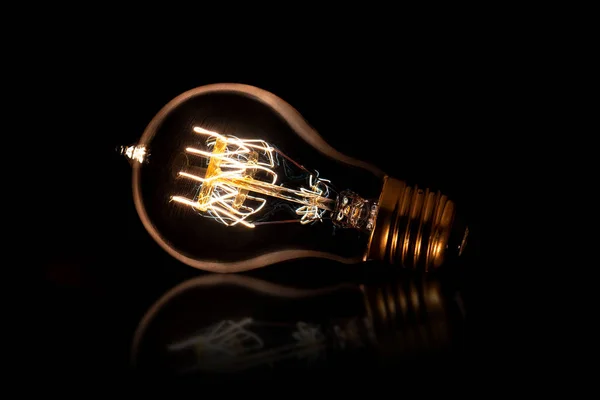 Beleuchtete Glühbirne Mit Reflexion Auf Schwarzem Hintergrund Blitzschlag Ohne Strom — Stockfoto