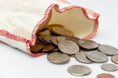 Beyaz arka plan üzerinde Amerikan paralar bir torba