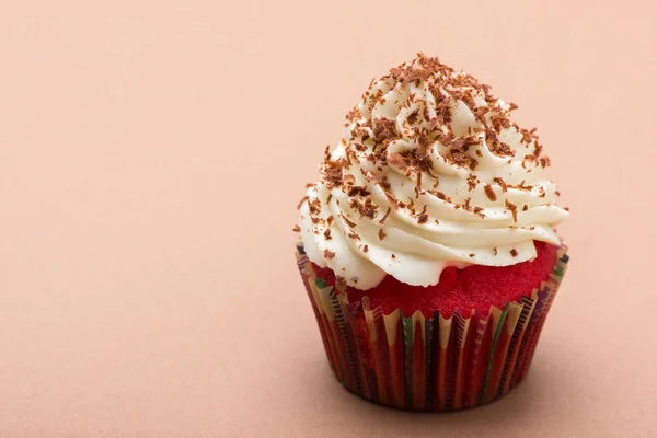 Cupcake Veludo Vermelho Com Creme Branco Decorado Com Chips Chocolate — Fotografia de Stock