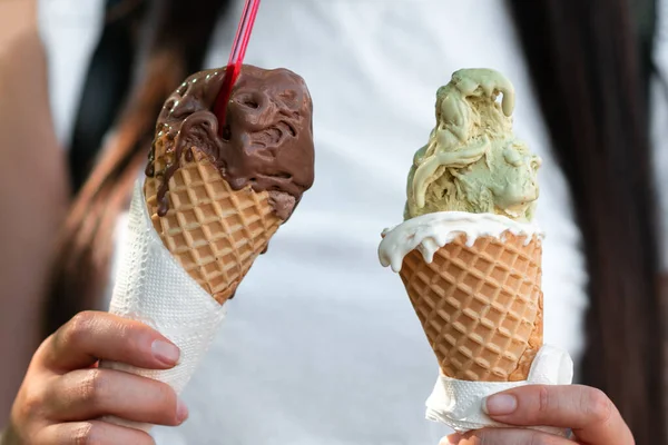 Γυναικεία Χέρια Κρατάνε Δύο Λιωμένο Παγωτό Γεύση Σοκολάτας Και Φιστίκι — Φωτογραφία Αρχείου