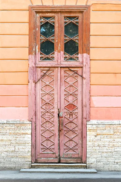 Старая Деревянная Дверь Красивой Резьбой Городе Санкт Петербург — стоковое фото