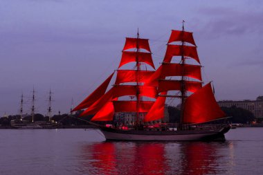 Neva Nehri 'nde şehir manzaralı kırmızı yelkenli gemi. 