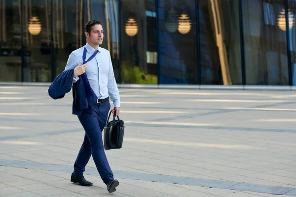 Müder Junger Geschäftsmann Mit Koffer Nach Der Arbeit Bei Heißem — Stockfoto