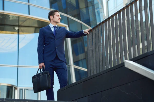 Glücklicher Junger Geschäftsmann Steht Vor Dem Business Center — Stockfoto