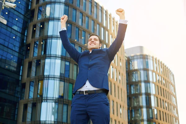 Celebrando Éxito Vista Ángulo Bajo Del Joven Empresario Entusiasmado Manteniendo — Foto de Stock