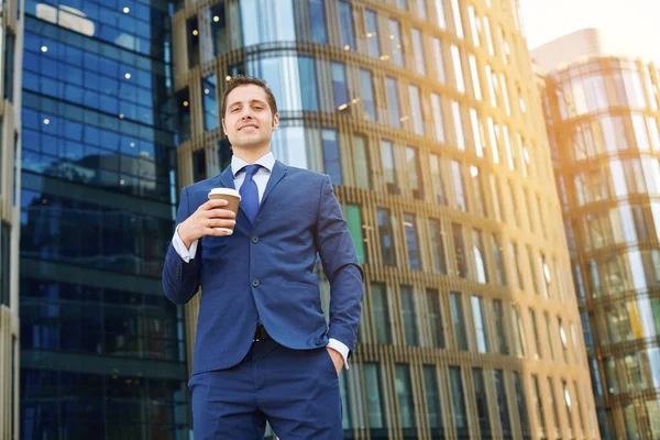 Arbeit Und Kaffeepause Fröhlicher Junger Geschäftsmann Hält Becher Mit Getränken — Stockfoto