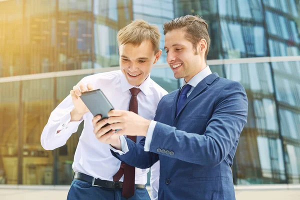 Zwei Geschäftspartner Machen Außerhalb Des Büros Pause Lachen Und Nutzen — Stockfoto