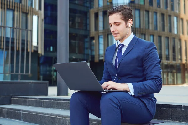 Glücklicher Erfolgreicher Junger Geschäftsmann Der Internet Anruf Mit Modernem Laptop — Stockfoto