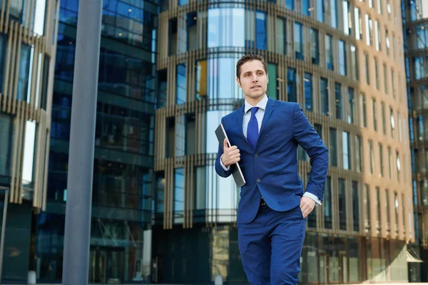 Selbstbewusster Erfolgreicher Jungunternehmer Mit Modernem Laptop Zum Treffen Draußen — Stockfoto