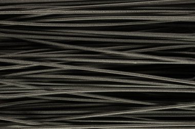 Arkaplan olarak derin kontrastlı çiğ siyah spagetti