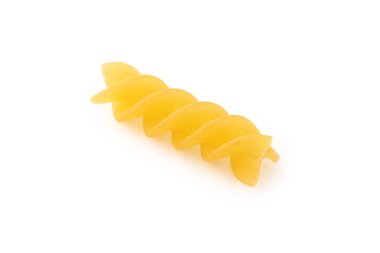 Beyaz zemin üzerinde sarı Fusilli şekilli makarna izole