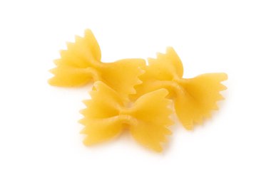 Beyaz arka planda sarı Farfalle şeklinde İtalyan makarnası grubu izole edildi.