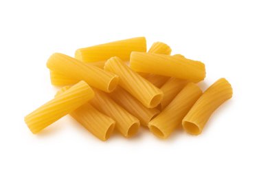 Beyaz arka planda, Tubini şekilli İtalyan makarnası grubu izole edildi.