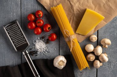 İtalyan makarnası yapmak için ahşap masadaki ham malzemeler.