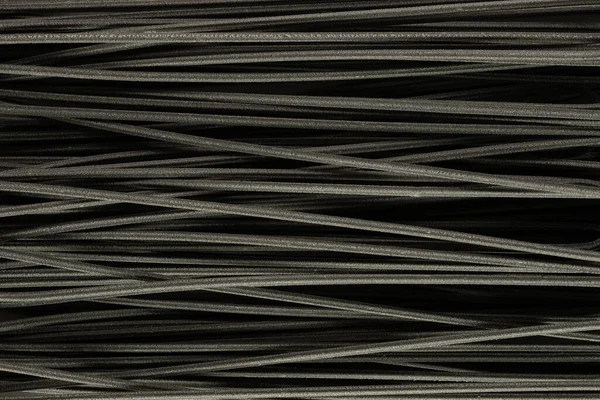Arkaplan olarak derin kontrastlı çiğ siyah spagetti