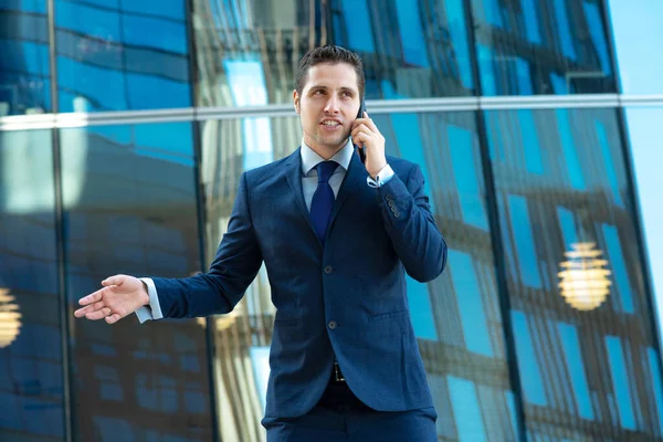 Selbstbewusster Junger Geschäftsmann Blauen Anzug Löst Probleme Telefon Vor Dem — Stockfoto