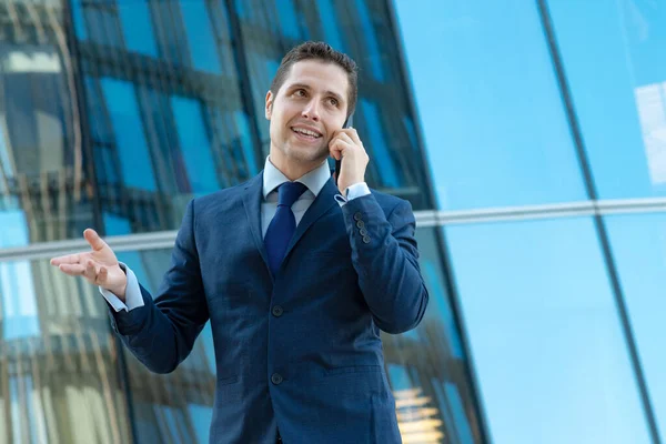 Erfolgreicher Jungunternehmer Blauen Anzug Telefoniert Vor Dem Gläsernen Gebäude — Stockfoto