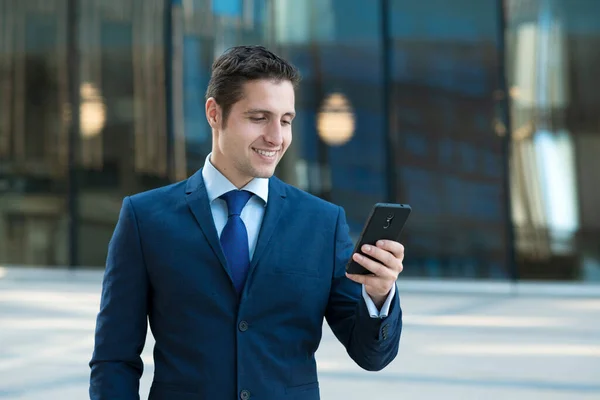 Glückliche Jungunternehmer Erhalten Gute Nachrichten Telefon Vor Dem Glashaus — Stockfoto