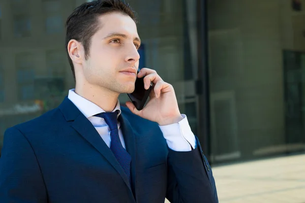 Seriöser Geschäftsmann Anzug Telefoniert — Stockfoto