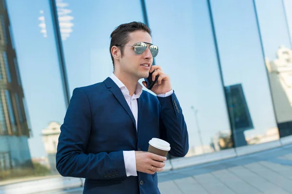 Junger Geschäftsmann Mit Sonnenbrille Telefoniert Und Hält Tasse Kaffee Der — Stockfoto