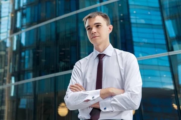 Seriöser Junger Geschäftsmann Steht Vor Wolkenkratzern Und Denkt Über Die — Stockfoto