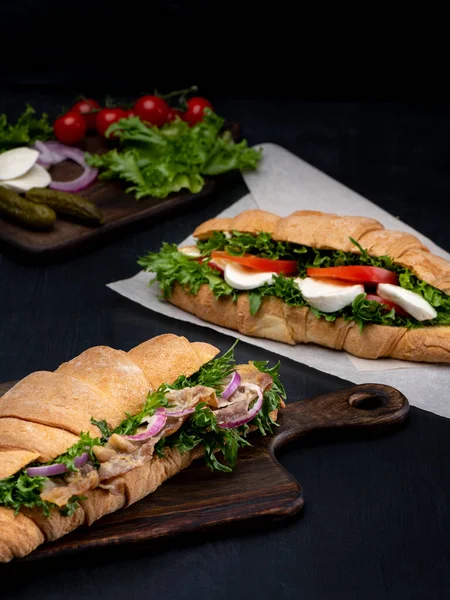 Croissant Sandwiches Mit Frischem Gemüse Und Schinken Auf Schwarzem Holzgrund — Stockfoto